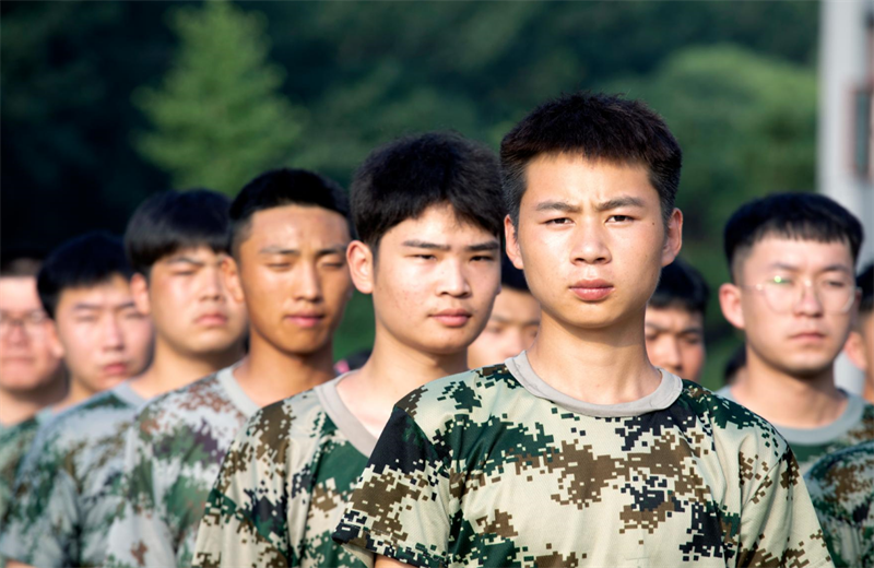 2021年7月6日，北京集团百名应届大学生褪下便服换上军装，在训练场上接受为期2天的军训，享受入职前的第一份美好记忆。